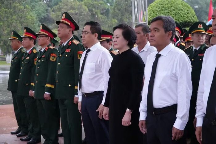 Phó Thủ tướng Phạm Thị Thanh Trà cùng đoàn công tác tham dự Lễ dâng hoa, dâng hương, Lễ triển khai công tác khai quật, tìm kiếm và quy tập hài cốt liệt sĩ. Ảnh: Anh Sơn Quân khu 5