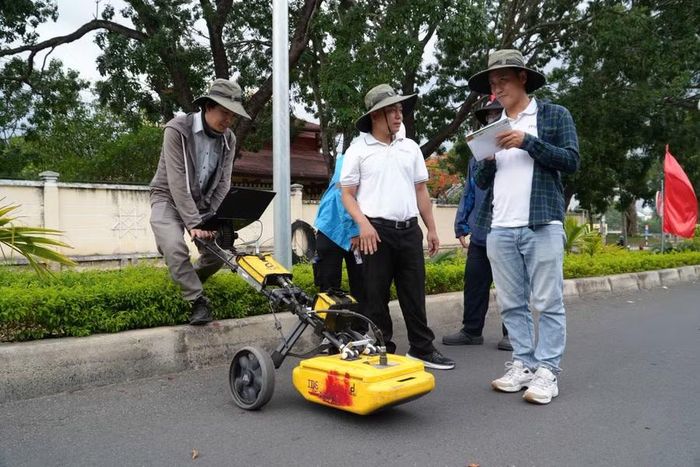 Sử dụng trang thiết bị hiện đại để tìm kiếm và quy tập hài cốt Anh hùng liệt sĩ. Ảnh: Anh Sơn Quân khu 5