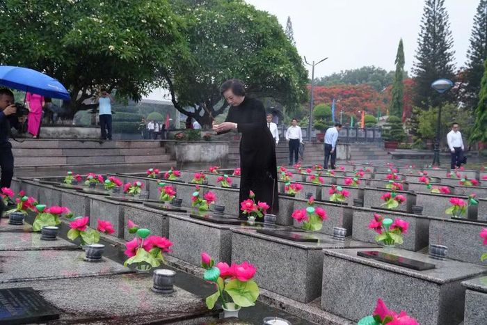 Phó Thủ tướng Phạm Thị Thanh Trà dâng hương các anh hùng liệt sĩ. Ảnh: Anh Sơn Quân khu 5