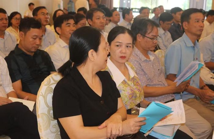 Cán bộ quản lý, giáo viên trao đổi về tài liệu phục vụ coi thi.