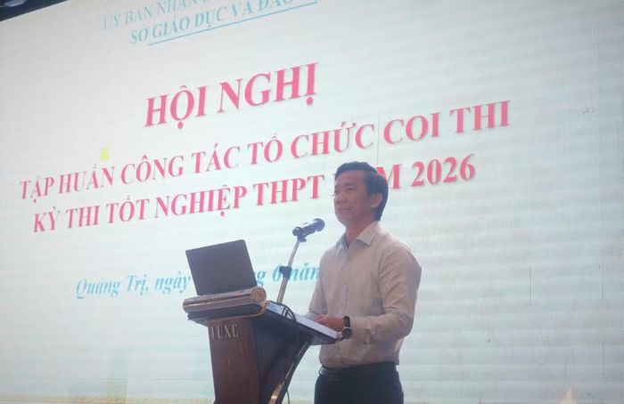 Ông Nguyễn Đình Hải, Phó Giám đốc Sở GD&amp;ĐT tỉnh Quảng Trị phát biểu khai mạc hội nghị.