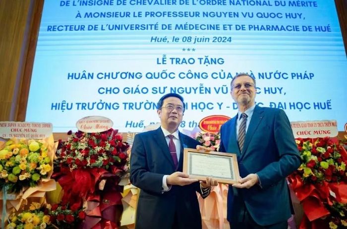 Nhà nước Pháp trao tặng Huân chương Công trạng Quốc gia, tước hiệu Hiệp sĩ cho GS.TS Nguyễn Vũ Quốc Huy vào tháng 6/2024.