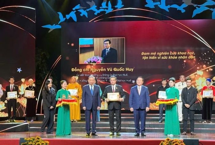 Tổng Bí thư Tô Lâm và Trưởng Ban Tuyên giáo Trung ương Nguyễn Trọng Nghĩa trao biểu trưng cho GS.TS Nguyễn Vũ Quốc Huy tại Chương trình "Hồ Chí Minh – Hành trình khát vọng 2024".