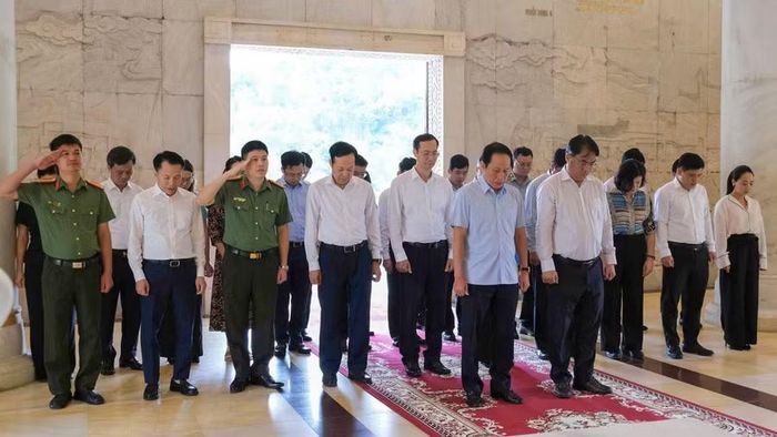 Phó Thủ tướng Lê Tiến Châu cùng đoàn công tác dành phút mặc niệm tưởng nhớ công ơn của Chủ tịch Hồ Chí Minh.