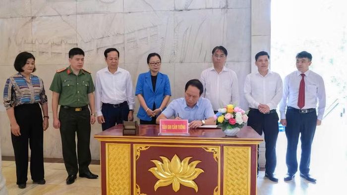 Phó Thủ tướng Lê Tiến Châu ghi lưu bút vào Sổ vàng lưu niệm tại Đền thờ Chủ tịch Hồ Chí Minh.