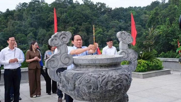Phó Thủ tướng Lê Tiến Châu dâng hương tại Đền thờ Chủ tịch Hồ Chí Minh.