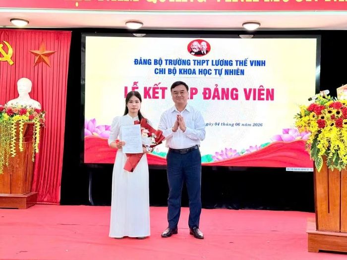Ông Trần Thanh Hải, Bí thư Đảng ủy, Hiệu trưởng Trường THPT Lương Thế Vinh trao quyết định kết nạp Đảng cho các học sinh ưu tú.