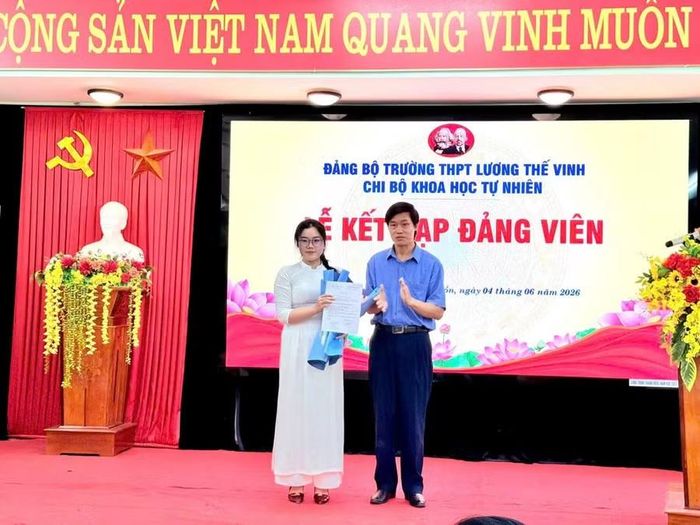 Lãnh đạo nhà trường giao nhiệm vụ và gửi gắm kỳ vọng tới các đảng viên trẻ.