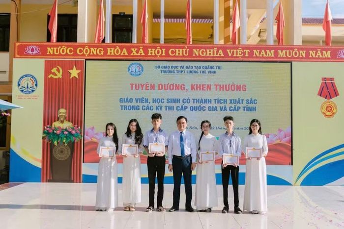 Công tác phát triển Đảng trong học sinh được Trường THPT Lương Thế Vinh đặc biệt quan tâm những năm gần đây.