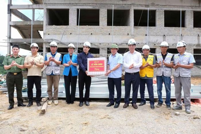 Phó Thủ tướng Lê Tiến Châu tặng quà động viên cán bộ, công nhân, chiến sĩ đang thi công Dự án Trường Phổ thông nội trú liên cấp Tiểu học và THCS xã Trà Lĩnh.