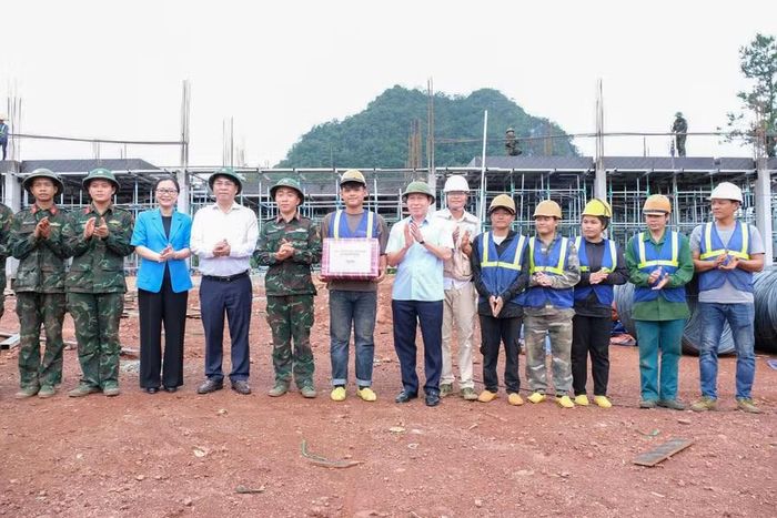 Phó Thủ tướng Lê Tiến Châu tặng quà động viên cán bộ, công nhân, chiến sĩ đang thi công Dự án Trường Phổ thông nội trú liên cấp Tiểu học và THCS xã Tổng Cọt.