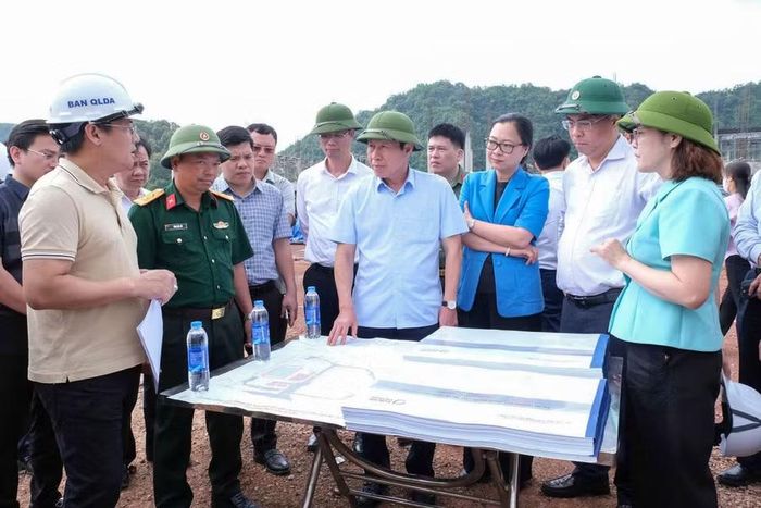 Phó Thủ tướng Lê Tiến Châu kiểm tra Dự án Trường Phổ thông nội trú liên cấp Tiểu học và THCS xã Tổng Cọt.