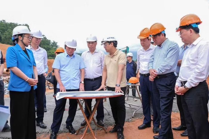 Phó Thủ tướng Lê Tiến Châu kiểm tra Dự án Trường Phổ thông nội trú liên cấp Tiểu học và THCS xã Trường Hà.