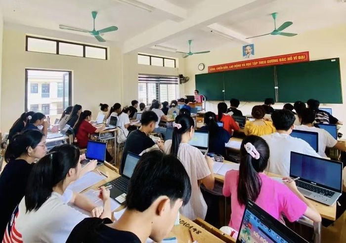Học sinh Trường Phổ thông Dân tộc nội trú tỉnh Phú Thọ ứng dụng công nghệ số trong học tập.