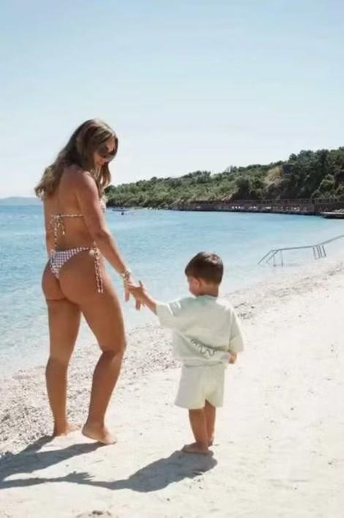 Britney De Villiers đưa con dạo chơi trên bãi biển trong kỳ nghỉ gia đình. Cô và tiền vệ Gibbs-White hiện có 2 con nhỏ.