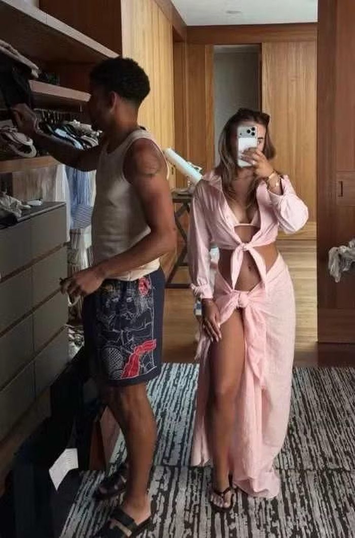 Người đẹp Britney De Villiers chia sẻ khoảnh khắc đời thường bên hôn phu Morgan Gibbs-White. Cặp đôi tranh thủ nghỉ ngơi sau khi tiền vệ 26 tuổi lỡ hẹn với World Cup 2026.