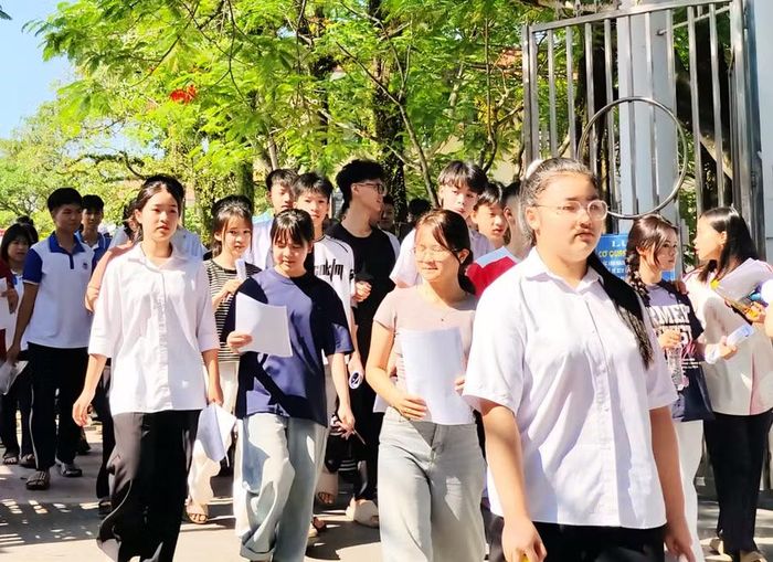 Thí sinh hoàn thành bài thi trong kỳ thi vào lớp 10.