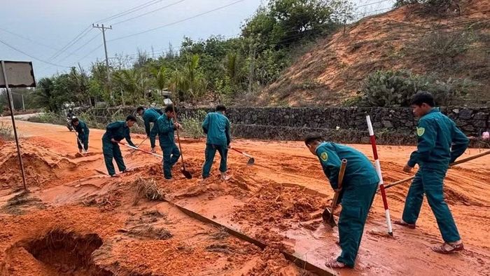 Lực lượng chức năng xã Phan Rí Cửa dọn dẹp đất cát tràn xuống đường.