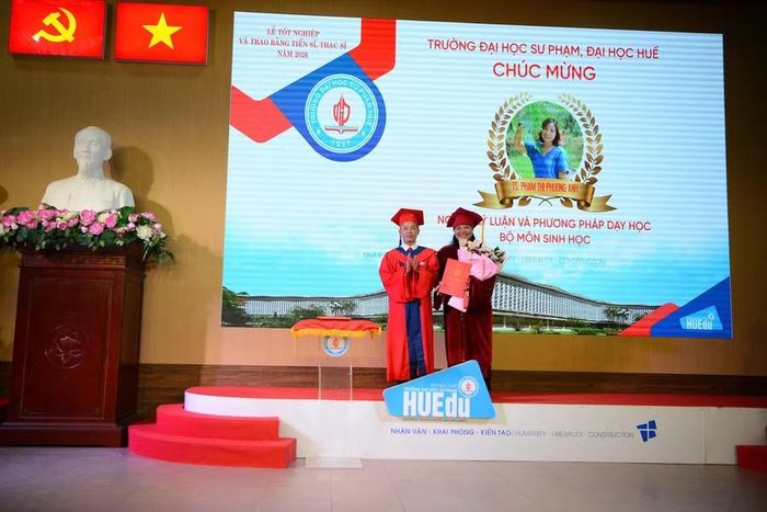 Trao bằng tốt nghiệp cho tân Tiến sĩ.