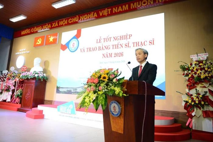 TS Lê Hồ Sơn, Hiệu trưởng nhà trường phát biểu.