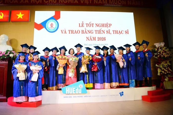 Các tân Thạc sĩ chụp ảnh lưu niệm tại buổi lễ. (Ảnh: Huy Lê)