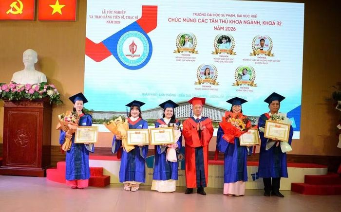 Khen thưởng thủ khoa thạc sĩ các ngành .