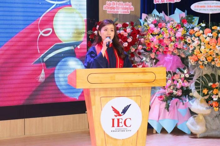 Nguyễn Đoàn Thảo Ly - Học sinh lớp UK 12.1 IEC Quảng Ngãi phát biểu tại Lễ Tốt nghiệp, Tri ân và Trưởng thành năm học 2025 - 2026.