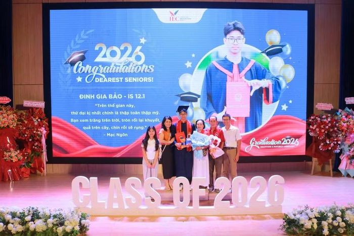 Học sinh IEC Quảng Ngãi chụp ảnh lưu niệm cùng gia đình trong Lễ Tốt nghiệp, Tri ân và Trưởng thành năm học 2025 - 2026.