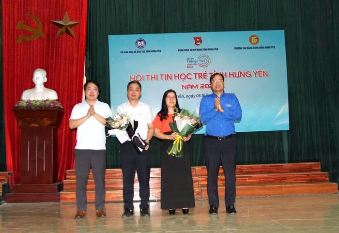 Trưởng phòng GDNN-GDTX (Sở GD&amp;ĐT tỉnh Hưng Yên) Dương Thế Bảo (ngoài cùng bên trái) và Bí thư Tỉnh đoàn Hưng Yên Thiệu Minh Quỳnh (ngoài cùng bên phải) chúc mừng lễ khai mạc.