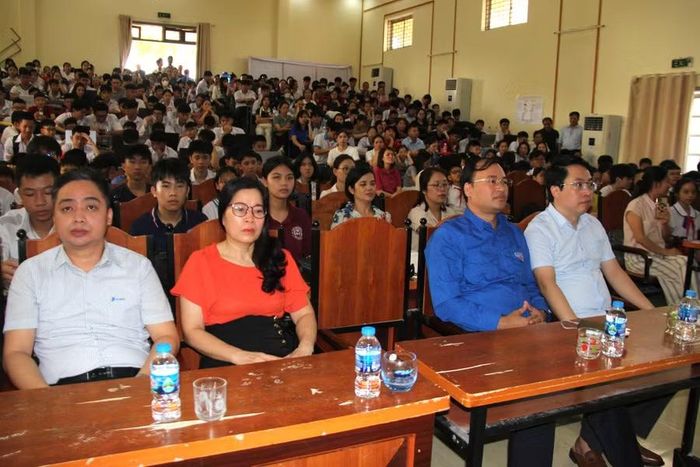 Đại biểu và thí sinh dự lễ khai mạc.