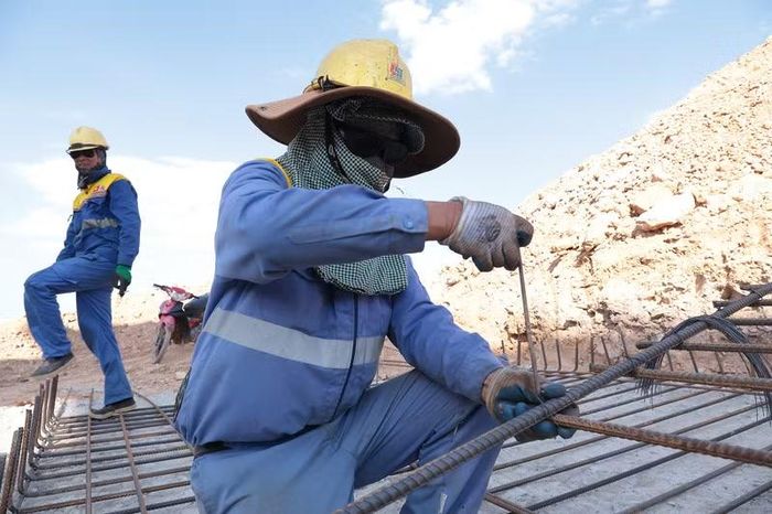 Các đơn vị thi công điều chỉnh giờ làm việc nhằm đảm bảo sức khỏe cho người lao động.
