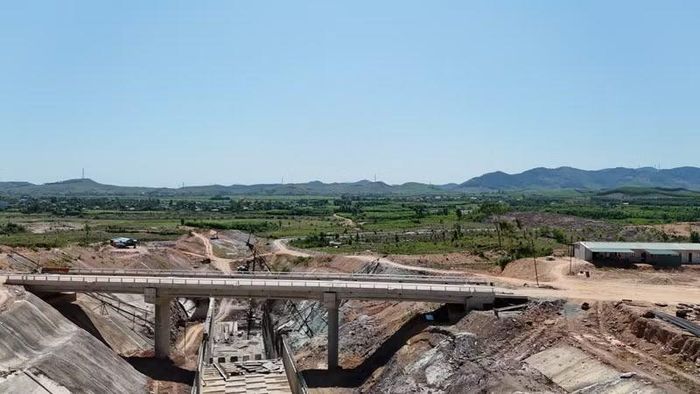 Cầu giao thông qua tràn đã hoàn thành thông xe kỹ thuật.
