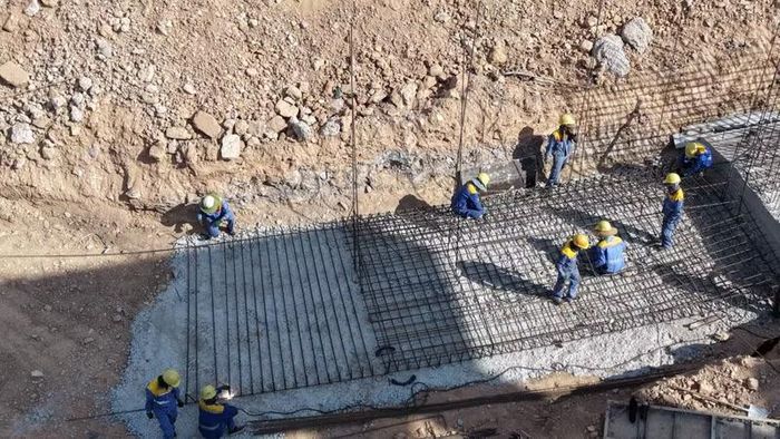 Trong điều kiện thời tiết không thuận lợi, để đảm bảo tiến độ đề ra, các đơn vị thi công đã huy động tối đa nhân lực, vật lực miệt mài bám công trường,