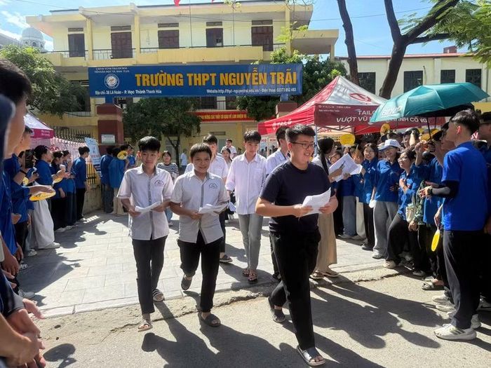 Thí sinh rời phòng thi trong thời tiết nắng gay gắt.