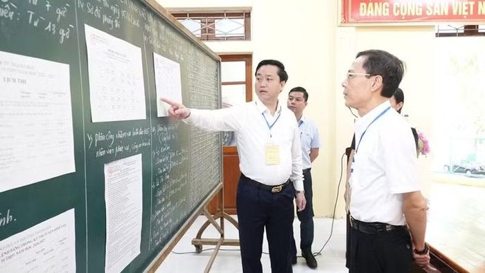 Phó Chủ tịch UBND tỉnh Đầu Thanh Tùng cùng đại diện lãnh đạo Sở GD&amp;ĐT kiểm tra tại các Hội đồng thi.