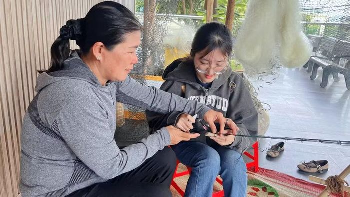 Hoạt động trải nghiệm đan lưới giúp các bạn trẻ hiểu hơn về cuộc sống lao động của ngư dân.