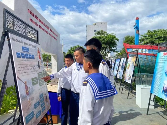 Mỗi hiện vật là một câu chuyện về hành trình gìn giữ chủ quyền biển đảo của dân tộc.