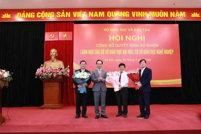 Bộ trưởng Bộ GD&amp;ĐT Hoàng Minh Sơn tặng hoa cho các lãnh đạo cơ sở giáo dục đại học trực thuộc về nghỉ chế độ.