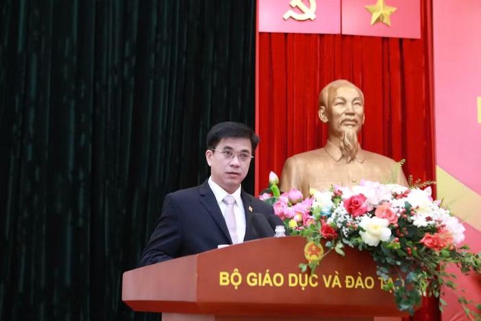 PGS.TS. Bùi Quang Hùng - Giám đốc ĐH Kinh tế Thành phố Hồ Chí Minh thay mặt các tân lãnh đạo cơ sở giáo dục được bổ nhiệm phát biểu nhận nhiệm vụ.