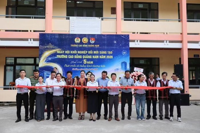 Cắt băng khai mạc Ngày hội Đổi mới sáng tạo năm 2026.