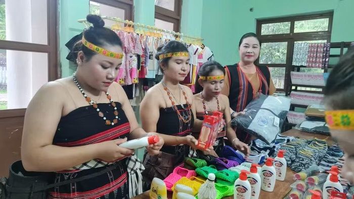 Mô hình Minimart 0 đồng góp phần hỗ trợ học sinh, sinh viên có hoàn cảnh khó khăn.