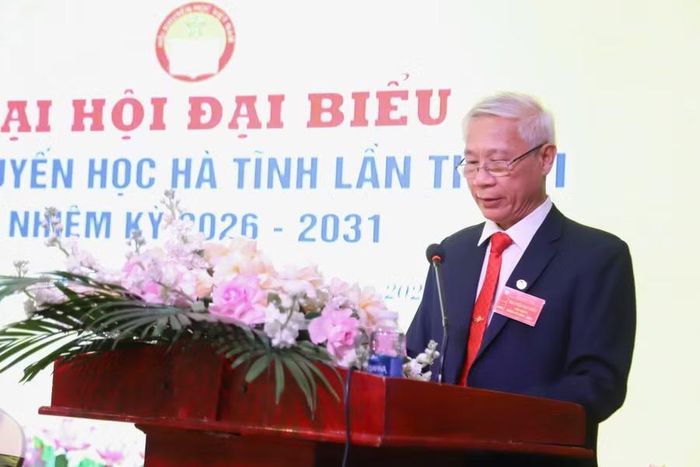 Ông Đoàn Đình Anh - Chủ tịch Hội Khuyến học Hà Tĩnh báo cáo tại Đại hội.