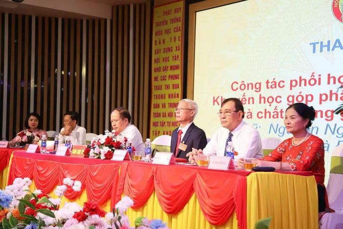 Các đại biểu chủ trì Đại hội.