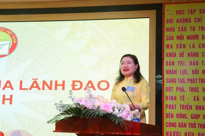 Phó Chủ tịch UBND tỉnh Hà Tĩnh - bà Nguyễn Thị Nguyệt ghi nhận những đóng góp của Hội Khuyến học trong phong trào khuyến học, khuyến tài.
