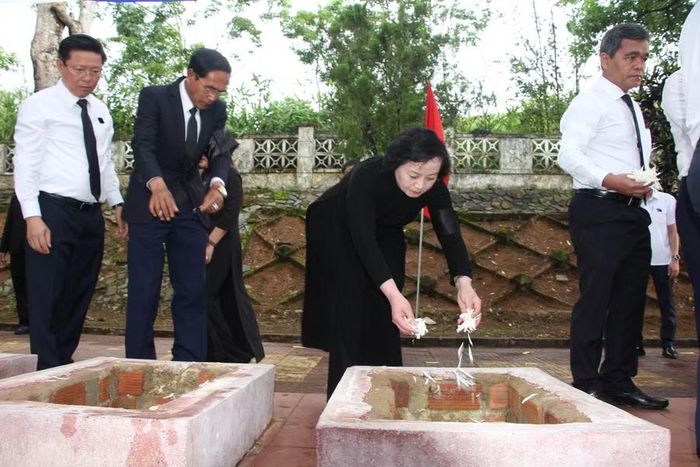 Phó Thủ tướng Phạm Thị Thanh Trà tiễn đưa các liệt sĩ về nơi an nghỉ cuối cùng.