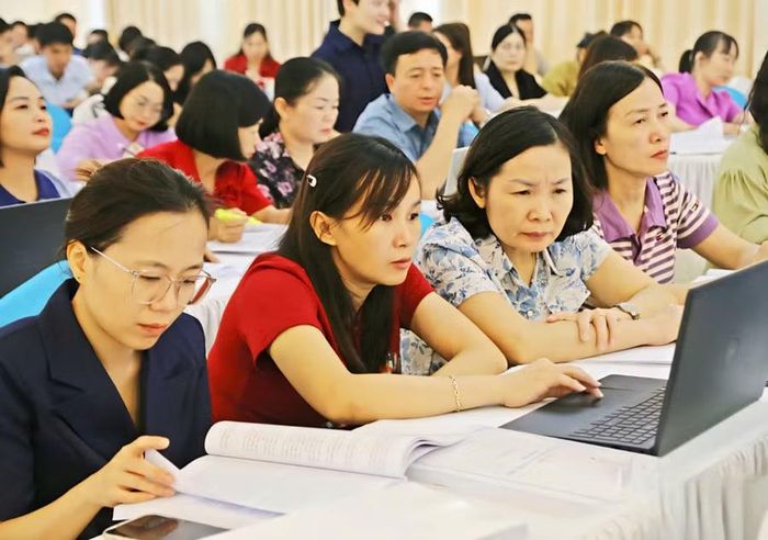 Cán bộ, giáo viên tham dự chương trình bồi dưỡng nghiệp vụ.