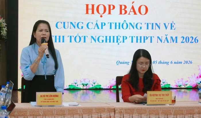 Bà Vũ Thị Liên Hương, Phó Giám đốc Sở GD&amp;ĐT tỉnh Quảng Ngãi thông tin tại buổi họp báo.