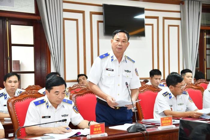Thiếu tướng Nguyễn Văn Dũng, Chính ủy Bộ Tư lệnh Vùng Cảnh sát biển 4, trình bày báo cáo.