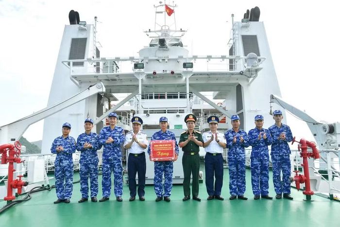 Thượng tướng Đỗ Xuân Tụng thăm, tặng quà động viên cán bộ, nhân viên Tàu CSB 8005, Hải đoàn 42.