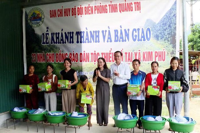 Tặng quà cho người dân vùng cao.